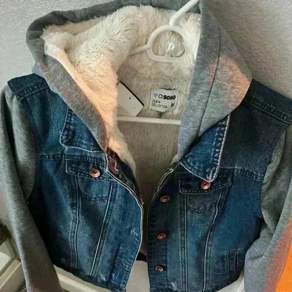 Womens jean jacket size medium, fuzzy on inside- NWT - Picture 3 of 4